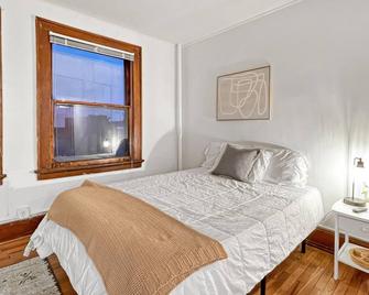 Walk To 3 Breweries! 1 Bed Apartment - Des Moines - Bedroom