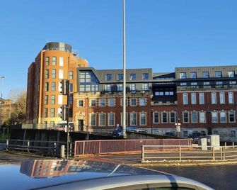 Charming 1-Bed Sleeps 2 Parking - Leeds - Building