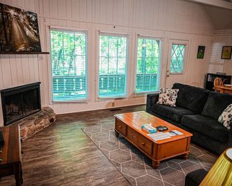Cozy chalet with screened in porch just miles from Wild Animal Safari - Pine Mountain - Sala de estar