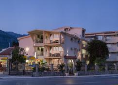 Villa Jadran Apartments - Bar - Building