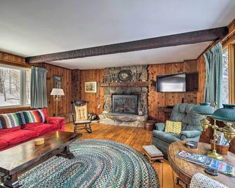 Chester Farmhouse on 100 Acres, 15 Min to Okemo! - 切斯特（佛蒙特州） - 客廳