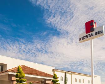 Fiesta Inn Saltillo - Saltillo - Edificio