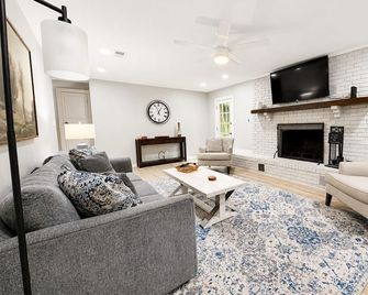 Downtown Prattville Home, near RTJ, 17 Springs, and Montgomery Whitewater! - Prattville - Living room