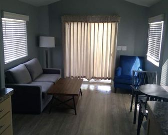 Cabin 2 with Inclusive Resort Amenities - Cabin with Inclusive Resort Amenities - Brownsville - Living room