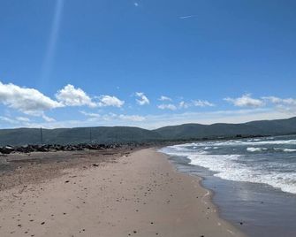 Beach, island and lighthouse - Cheticamp - Plage