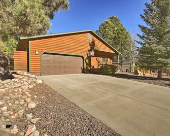 Rustic Cabin w/ Deck ~ 4 Mi to Old Town Flagstaff! - Flagstaff - Building