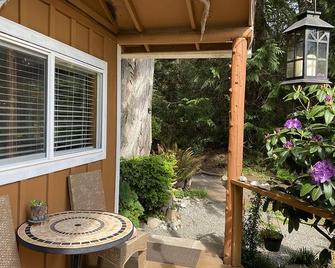 Your Forest Hideaway on Beautiful Harstine Island - Shelton - Patio