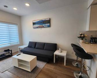 Very bright walkout basement Close to Mountains - Cochrane - Sala de estar
