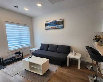 Very bright walkout basement Close to Mountains - Cochrane - Sala de estar