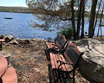 Rustic Lakefront Cottage with private dock on Lake Wallenpaupack - Lakeville - Patio