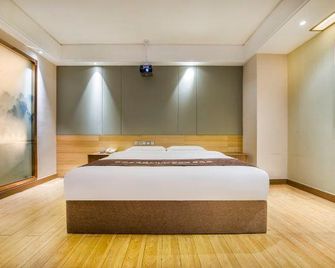 Superior Hotel (Guangzhou Yingbin No. 1) - Guangzhou - Bedroom