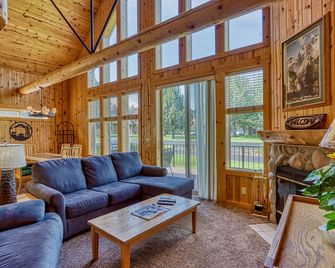 Bright Cabin with Shared Pool, Hot Tub & Resort Amenities - Redmond - Salon