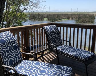 Deluxe \'Waterfront\' Vacation Bungalow on the River - Stockton - Balcony