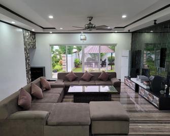 Jewelry Hotel And Resort - Silang - Wohnzimmer