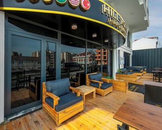 Hilltown Airport Hotel - Karaburun - Balcony