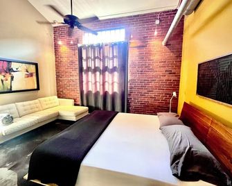 Hangar Loft Hotel+006- Twice Featured On Hgtv Walk To Usc Stadium 1 MI To Ft Jax - Columbia - Bedroom