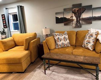 Charming Bungalow in the heart of the old town, walk or bike to everything! - Fort Collins - Living room