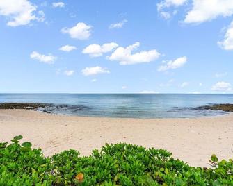 7 Mile Beach, 2BR Ground Floor Oceanfront Condo with Pool and large Patio, Sleeps 6 - George Town - Playa