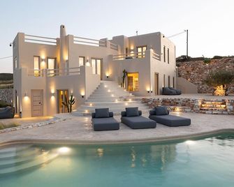 Akrotiri Estate Naxos - Private hillside estate - Eggares - Zwembad