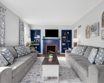 3br Cottage Near Downtown Kingsport - Kingsport - Living room