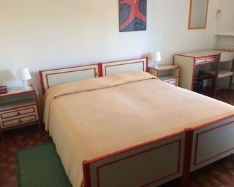 Hotel Miura - Cavalcaselle - Bedroom