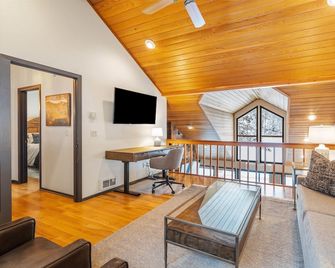 New Summer & Fall Rates! Amazing Views, Hiking, Boating! - Bigfork - Living room