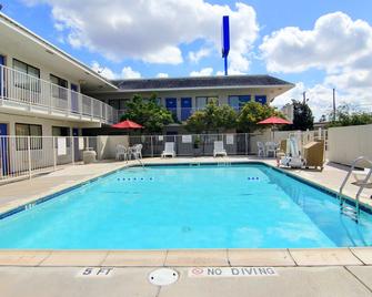 Motel 6 Kingsville Tx - Kingsville - Pool