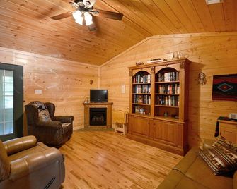 Beautiful secluded cottage with gated privacy. - Smithville - Living room