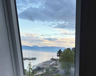 Charming little studio with lake and mountain views from the bed. - Évian-les-Bains - Ban công