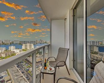 Luxurious Beach Resort Balcony - Sunny Isles Beach - Balkon