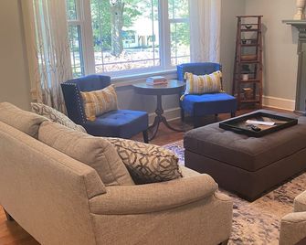 Updated 4 bed/3 bath home within walking distance to CU's campus & Death Valley - Clemson - Huiskamer