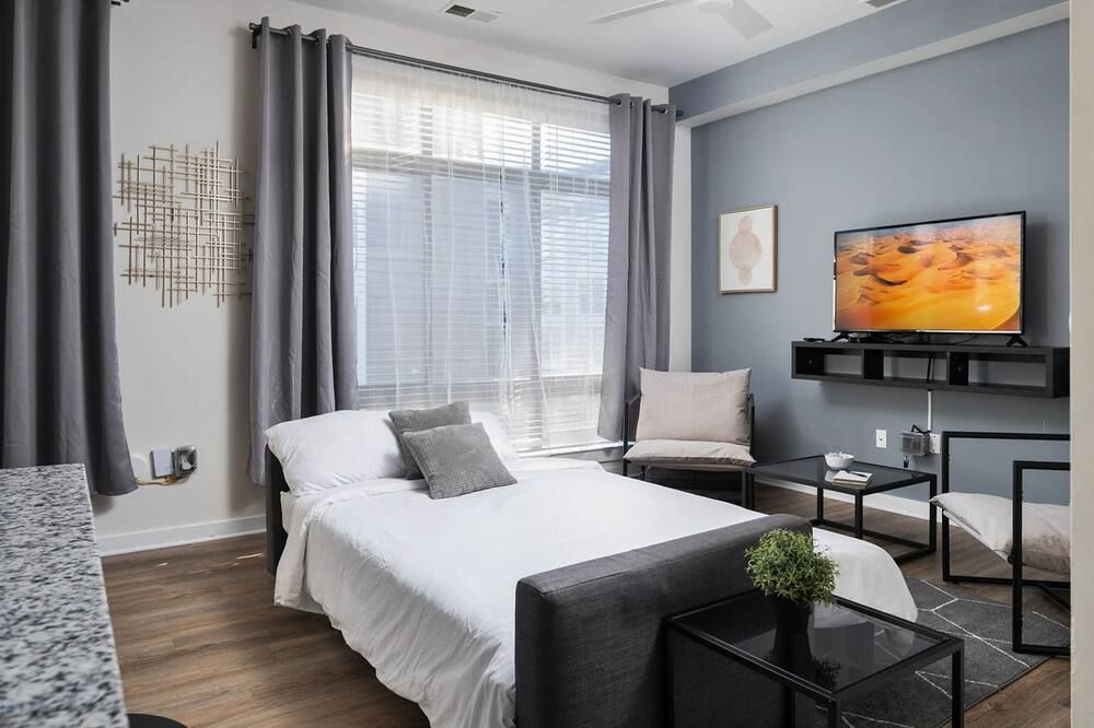 Spacious 2BD with Private Balcony and Free Parking - שרלוט - חדר שינה