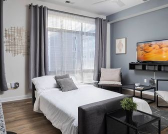 Spacious 2BD with Private Balcony and Free Parking - שרלוט - חדר שינה