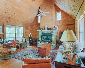 Bear Tracks Cottage: New Hot Tub + Fire Pit - Nellysford - Living room