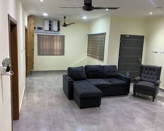 Cozy 3-bedroom apartment in Kasoa with AC, WiFi, water heater, solar power - Kasoa - Sufragerie