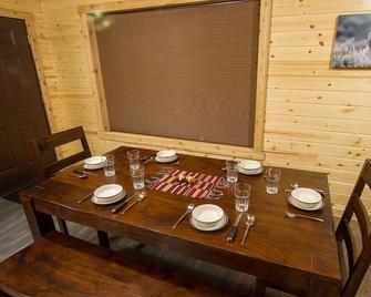 Silver Willows Sarva Cabin on 4 Acres by the Creek - Silver Gate - Salle à manger