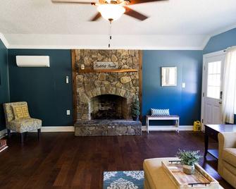 Quiet home on the Swamp Rabbit Trail, between Furman and downtown Travelers Rest - Travelers Rest - Wohnzimmer