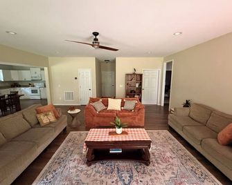 Kingdom Oaks Rest and Retreat Guest House - Winnsboro - Living room