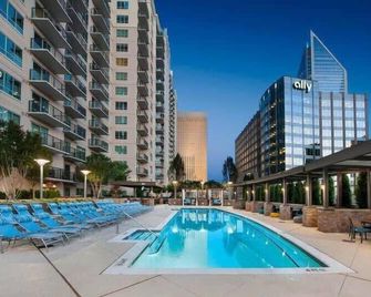 Uptown Charlotte 2br Furnished Apartment - 夏洛特 - 游泳池