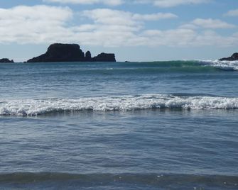 The Bay House Beachfront Accommodation - Westport