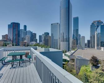 Downtown Seattle Condo with Rooftop Deck and Views! - Seattle - Balcon