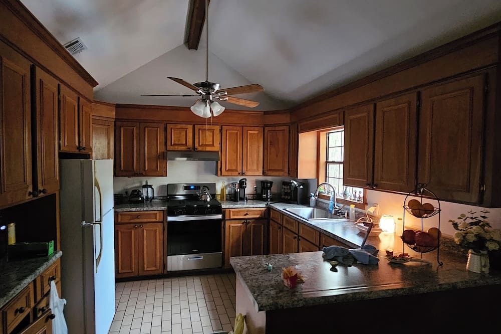 4-bedroom farmhouse in charming Purvis with WiFi, AC. Book now!!