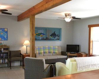 Beach Front Private Home with Dock - Tarpum Bay - Pokój dzienny