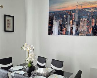 Modern Luxurious 2 Bed Apartment with Balcony - Bletchley - Dining room
