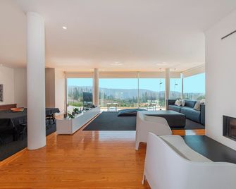 Porto Valinhos House (Villa with private pool and Mountain views) - Paredes - Sala de estar