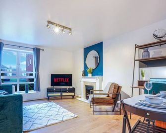Stylish Apartment - Fast WiFi, Smart TV, and Free Parking by Yoko Property - Coventry - Living room