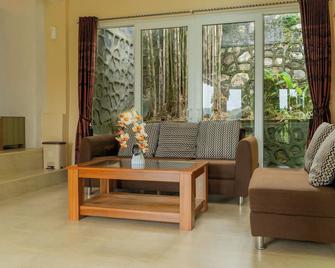 The Hawk's Nest Resort - Sabang - Salon