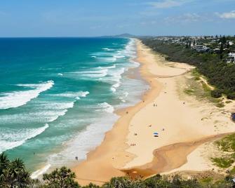 2-Bed Coastal Haven with Pool by Sunshine Beach - Sunshine Beach - Beach