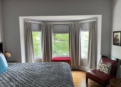 Newport Inn #1 - No Cleaning Fees!! Free Parking!! Walk To Games And Concerts!! - Newport - Bedroom