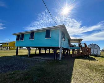 Experience coastal charm at Blue Heron, a spacious 4-bedroom retreat in Grand Isle, LA. - Grand Isle - Edificio